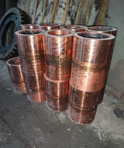 Кілька бронзових циліндричних втулок, складених разом