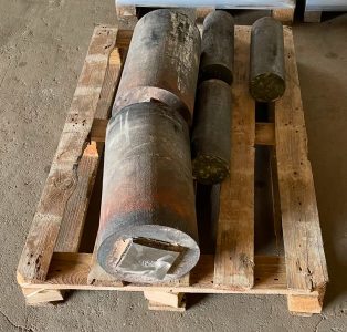 Довгі циліндричні прутки чавунні на піддоні